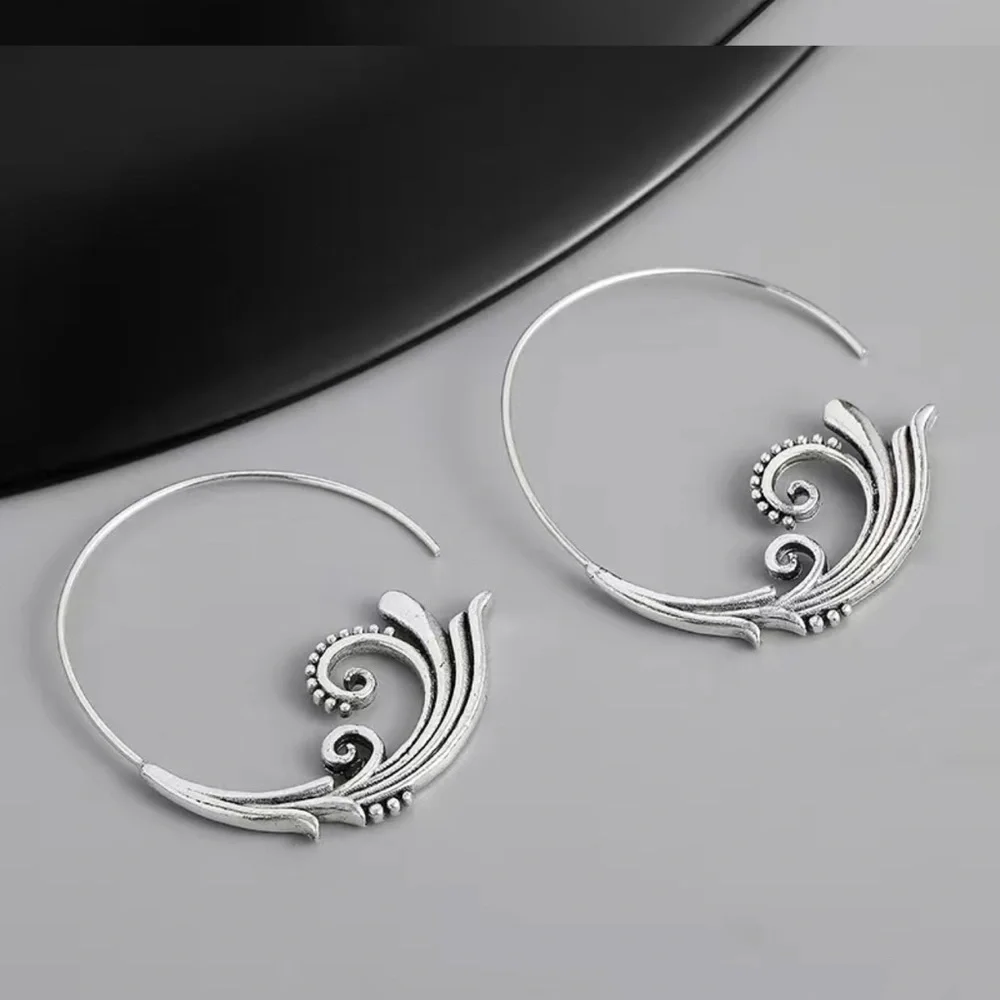 Exquisite Silver Hoop Embellished With Delicate Carved Leaf Vintage Hoops - Picture 6 of 6